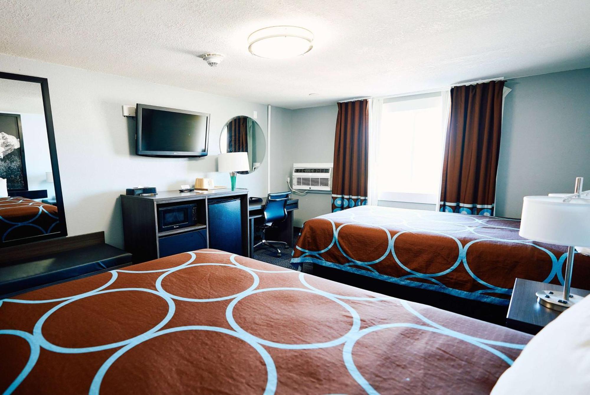 Super 8 By Wyndham Pueblo Hotel Exterior photo