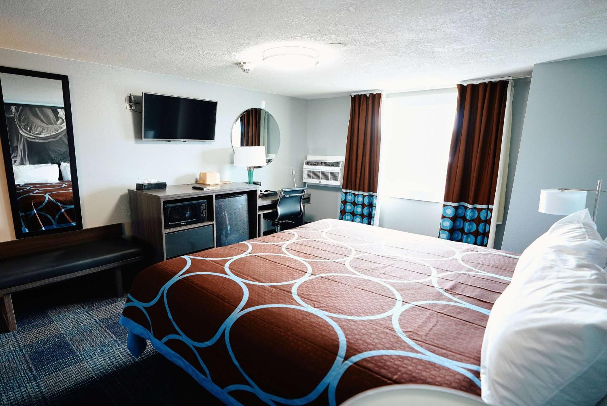 Super 8 By Wyndham Pueblo Hotel Exterior photo