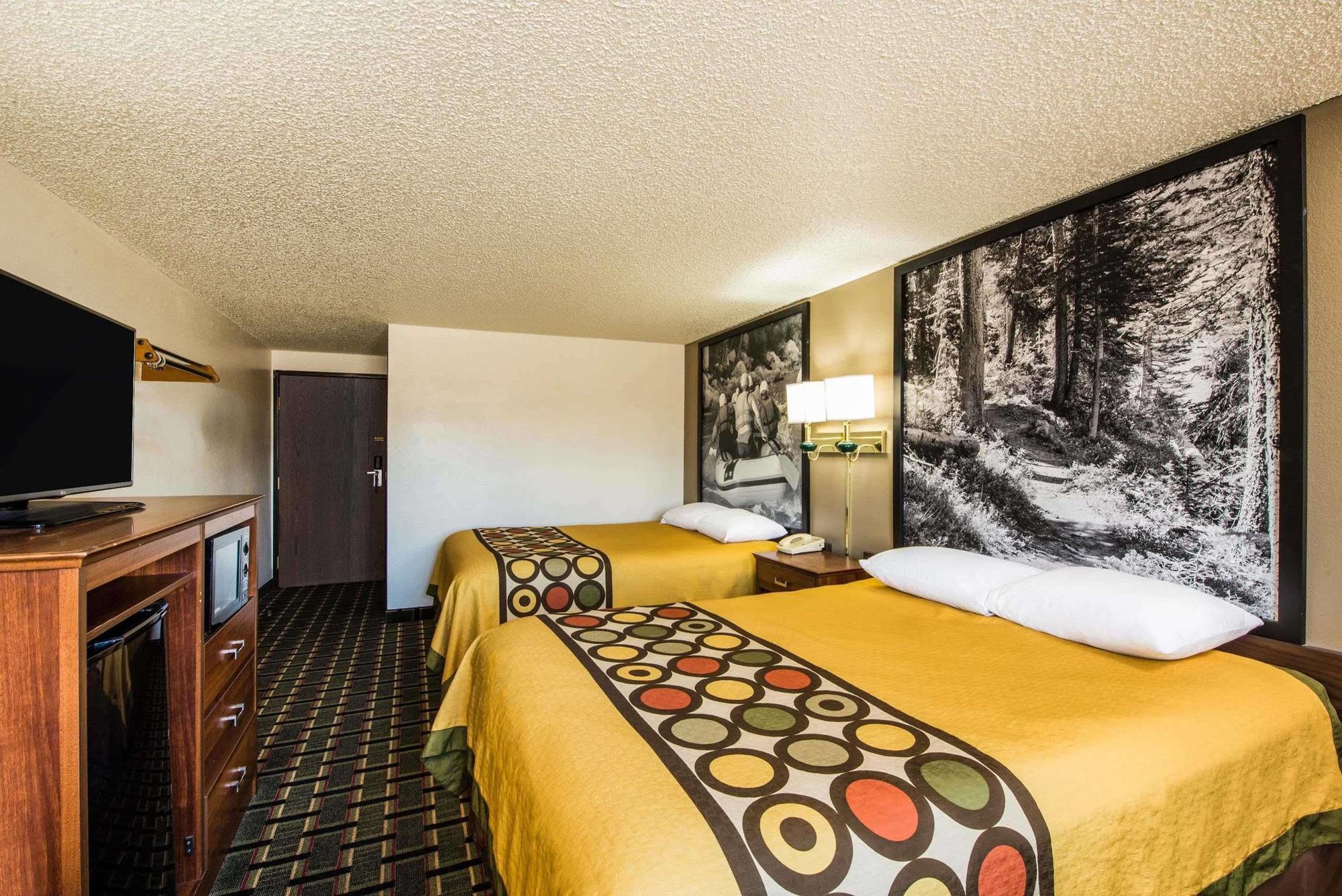 Super 8 By Wyndham Pueblo Hotel Exterior photo